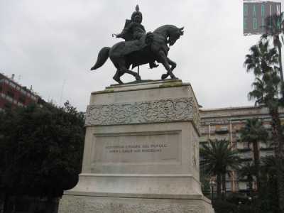 Bari, viaggio tra le statue del centro